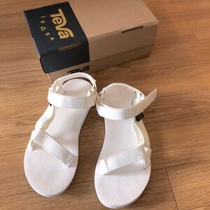 Teva Univeral summer Sandals with straps in white size 6